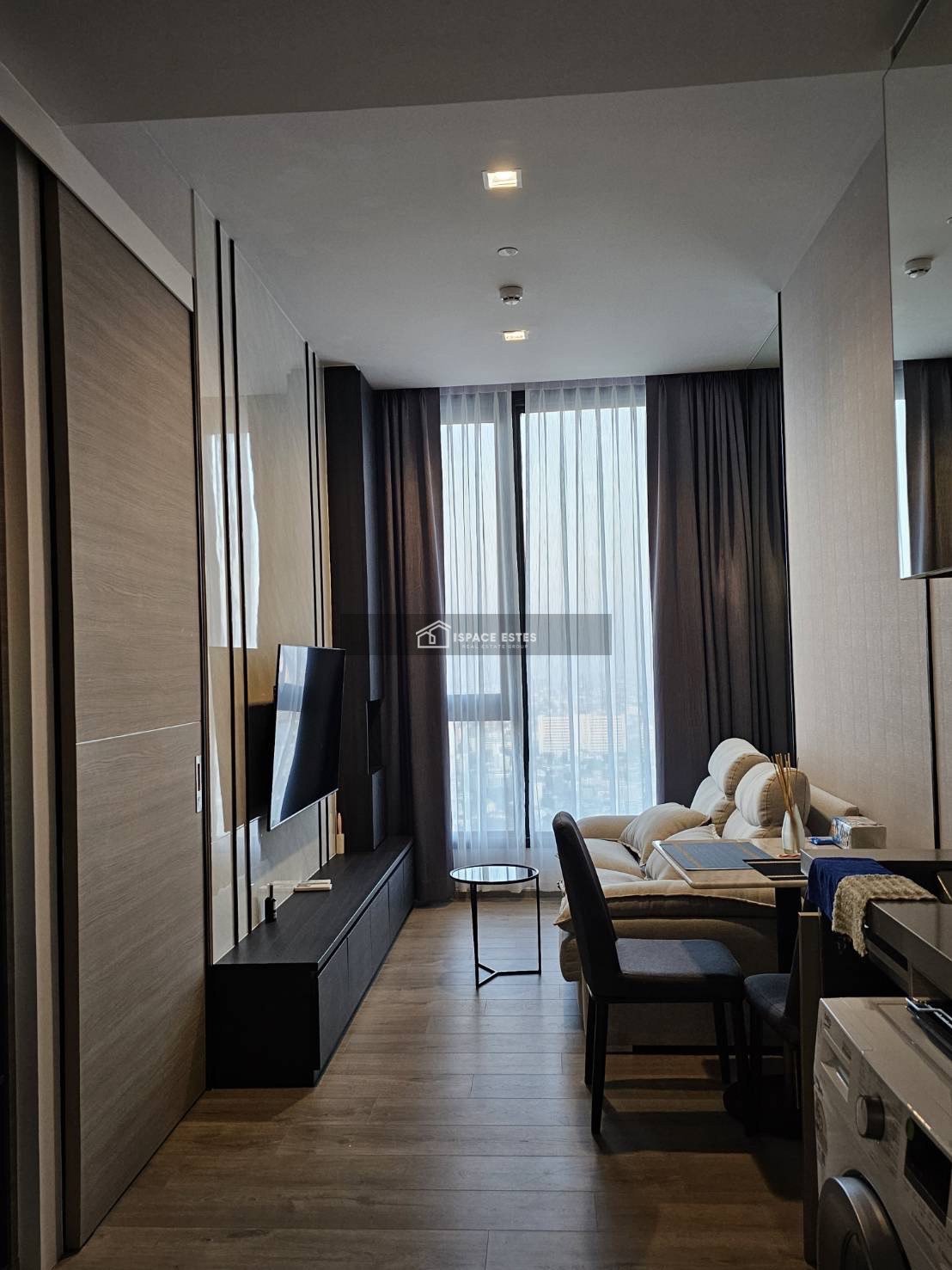 ให้เช่าคอนโด The Crest Park Residences 35 ตรม ชั้น35 city view Luxury condo กลางห้าแยกลาดพร้าว