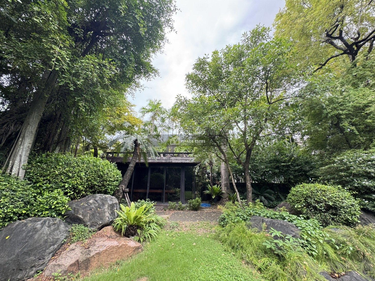 ขายที่ดินพร้อมสวนสไตล์รีสอร์ท ออกแบบโดยนักจัดสวนอันดับต้นของประเทศ 1ไร่ 12ตร.ว หมู่บ้านนวธานี เสรีไทย59