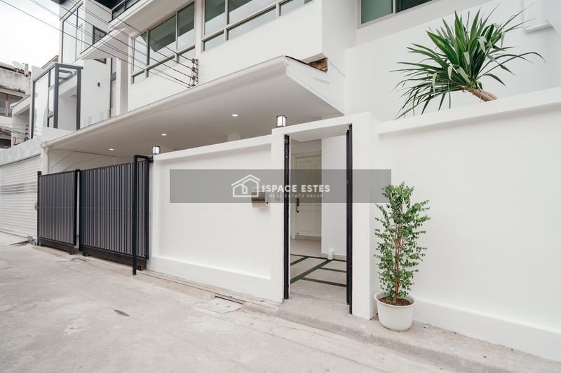 ขาย Townhome 3 ชั้น 48 ตรวา ซอยสุขุมวิท 15 ทำเลดี เพียง 1 นาทีถึง โรงเรียนนานาชาติ NIST และ 5 นาที ถึง BTS อโศก 