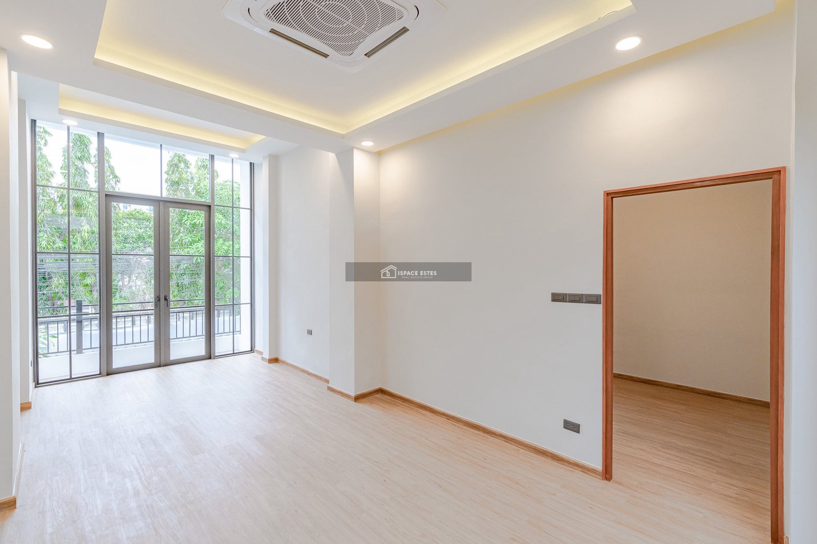 ขายบ้านทาวน์เฮ้าส์ 2 ชั้น ใจกลางเอกมัย ที่ดิน 33 ตรว พื้นที่ใช้สอย 210 ตรม ดีไซน์ใหม่ โมเดิร์น พร้อมเข้าอยู่