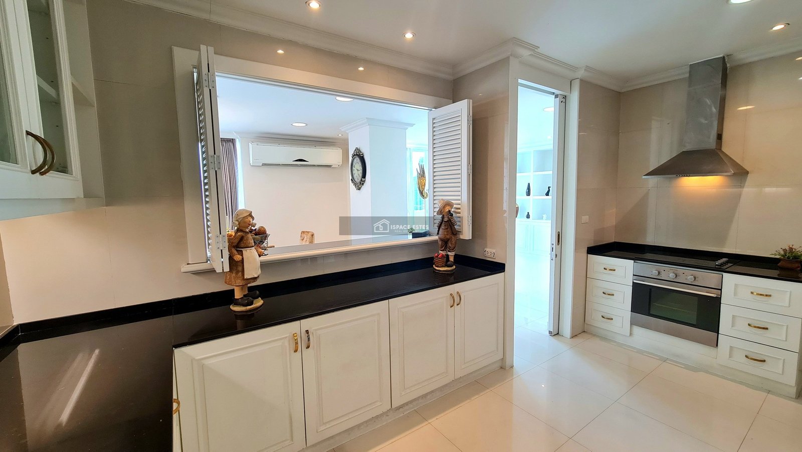 ให้เช่า Luxury 4-Bedroom Duplex Penthouse ในสุขุมวิท 39 บนชั้น 20-21 ขนาด 572 ตร.ม 4 ห้องนอน 5 ห้องน้ำ พร้อมอ่างจากุซซี่ส่วนตัว ตกแต่งสไตล์ยุโรปอย่างหรูหรา พร้อมเฟอร์นิเจอร์ครบครันพร้อมอยู่