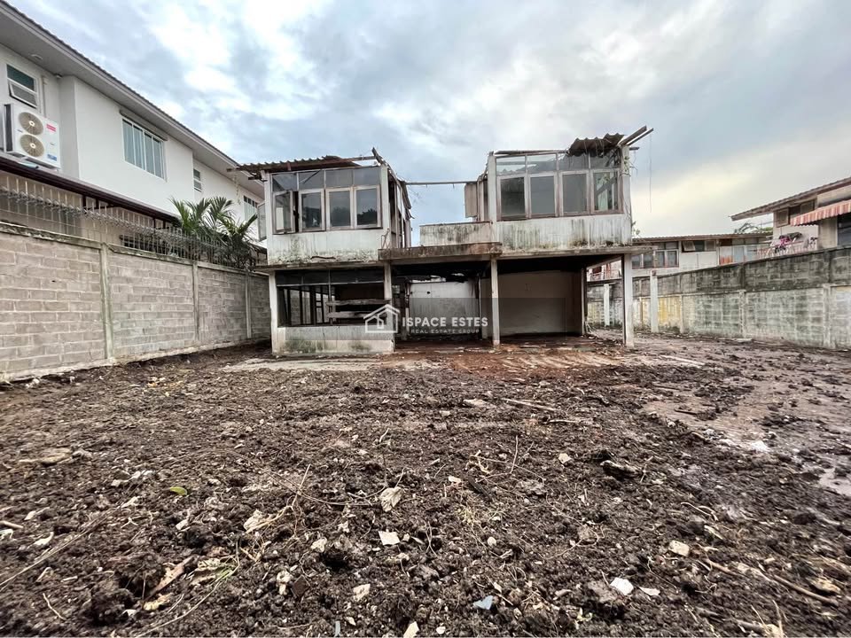 ขายที่ดินพร้อมสิ่งปลูกสร้าง (ตามสภาพ) ขนาด 92 ตร.ว ปรีดีพนมยงค์ ทำเลดีเหมาะกับการทำที่อยู่อาศัย หรือ Home Cafe ฯลฯ