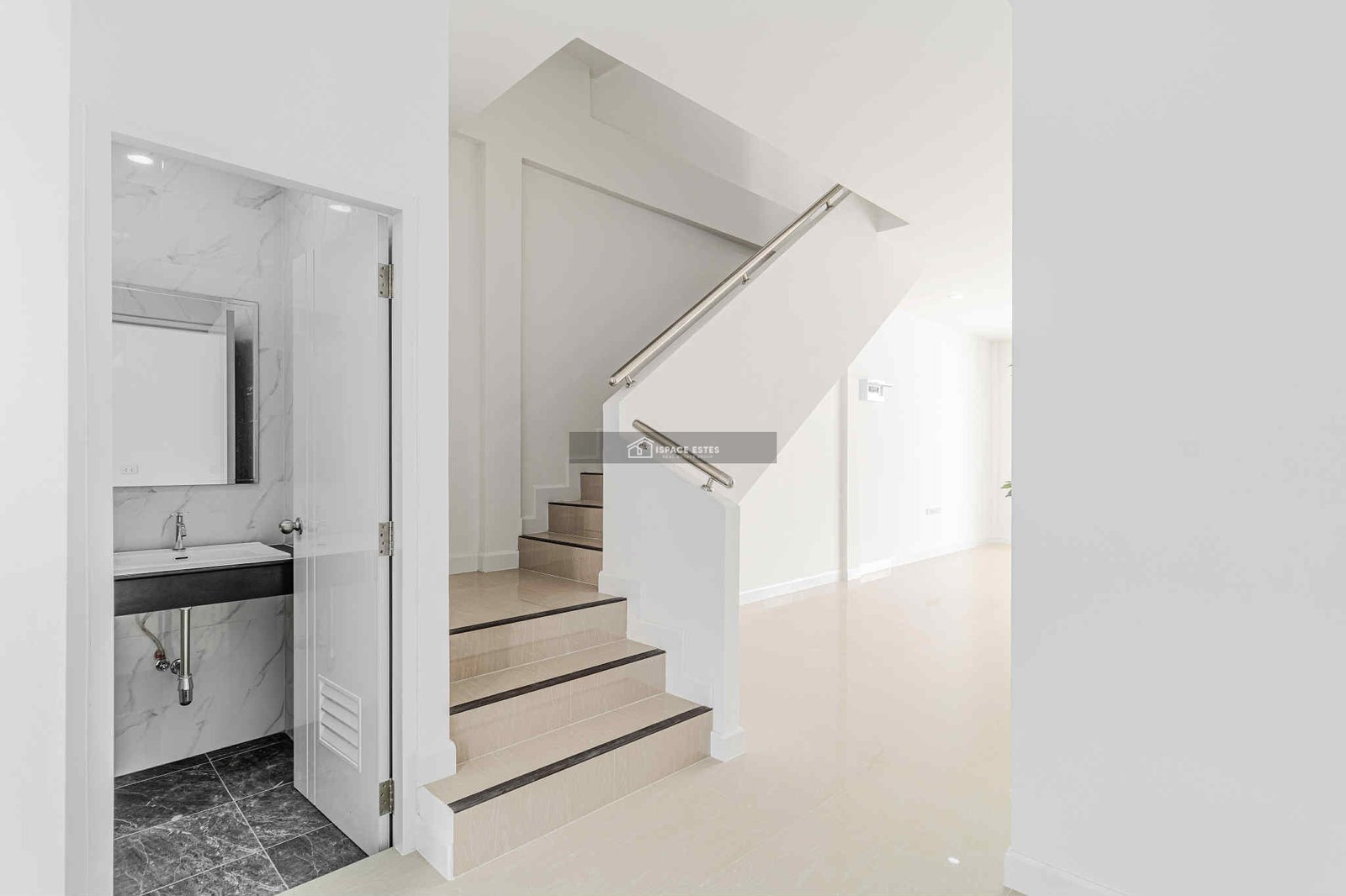 ขายทาวน์เฮาส์ 2.5 ชั้น (บ้านมือหนึ่ง) โครงการ Waranit Estate สวนหลวง ร.9-เฉลิมพระเกียรติซอย 53 ขนาดพื้นที่ 19 ตรว. พื้นที่ใช้สอย 136 ตรม.