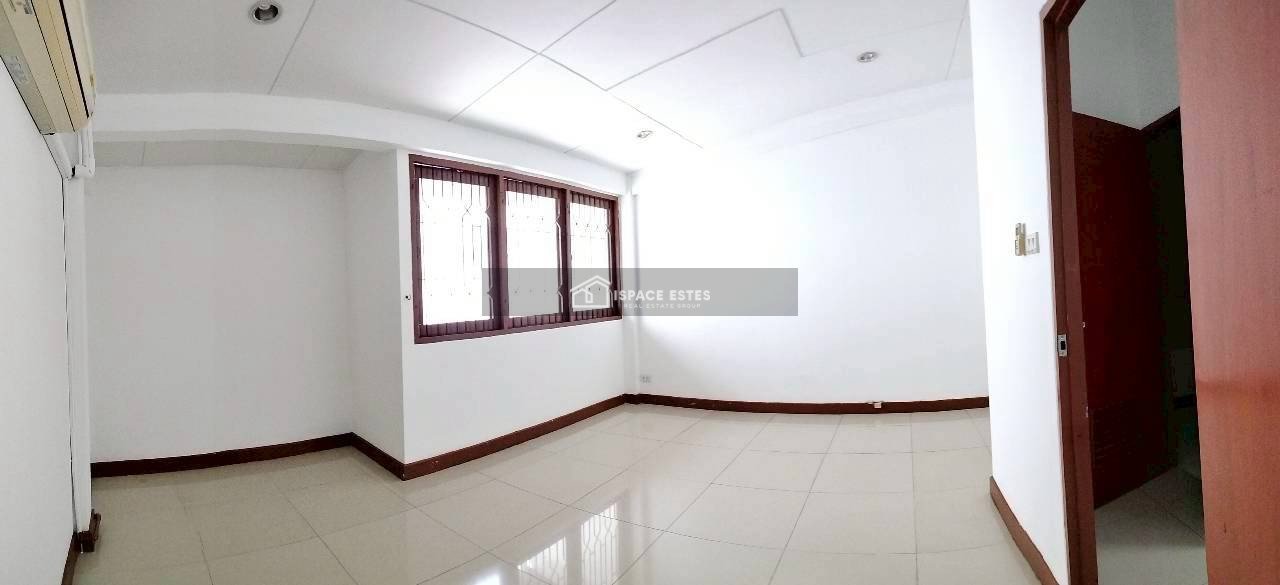 ให้เช่าทาวน์เฮ้าส์ 3 ชั้น ทองหล่อ ขนาด 24 ตารางวา พื้นที่ใช้สอย 300 ตารางเมตร ใกล้รถไฟฟ้า BTS สถานีทองหล่อ