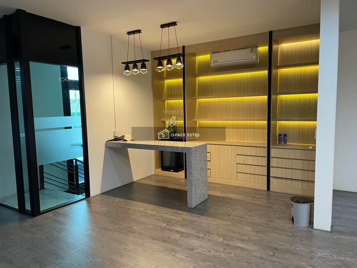 ให้เช่าอาคารสำนักงาน 3 ชั้น ย่านลาซาล – สุขุมวิท 105 พื้นที่ใช้สอยรวม 1,107 ตร.ม. ใกล้ BTS แบริ่ง พร้อมเข้าใช้งาน เหมาะกับสำนักงานบริษัทต่าง ๆ