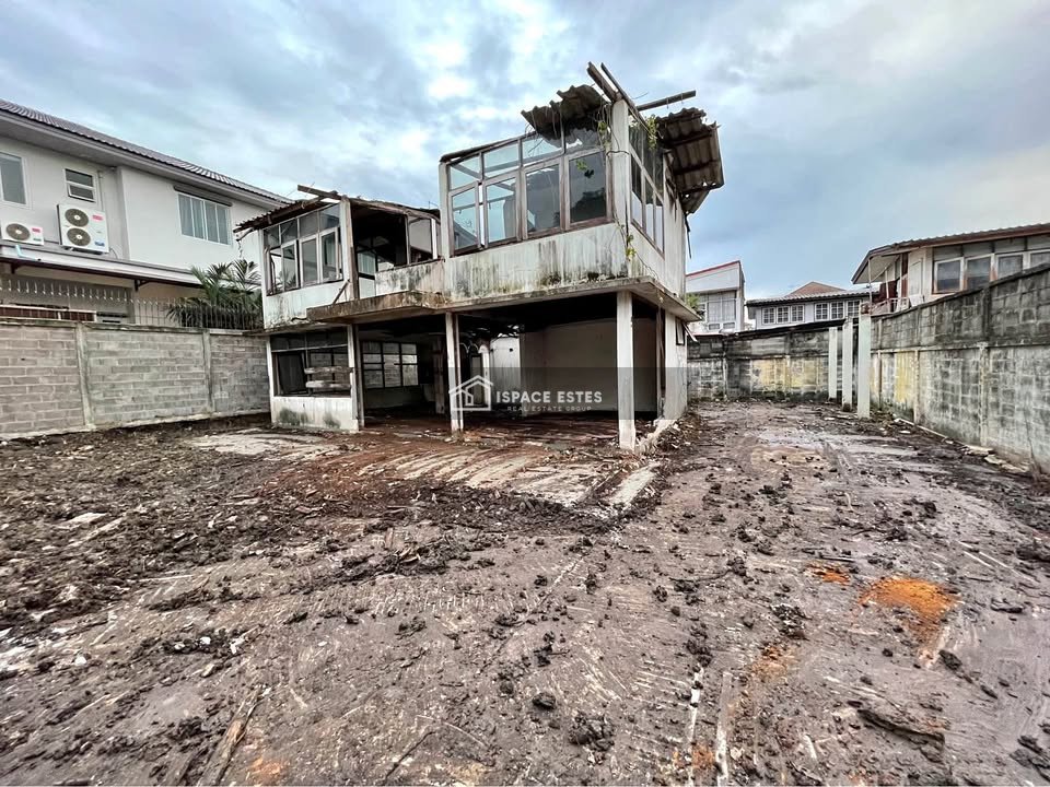 ขายที่ดินพร้อมสิ่งปลูกสร้าง (ตามสภาพ) ขนาด 92 ตร.ว ปรีดีพนมยงค์ ทำเลดีเหมาะกับการทำที่อยู่อาศัย หรือ Home Cafe ฯลฯ