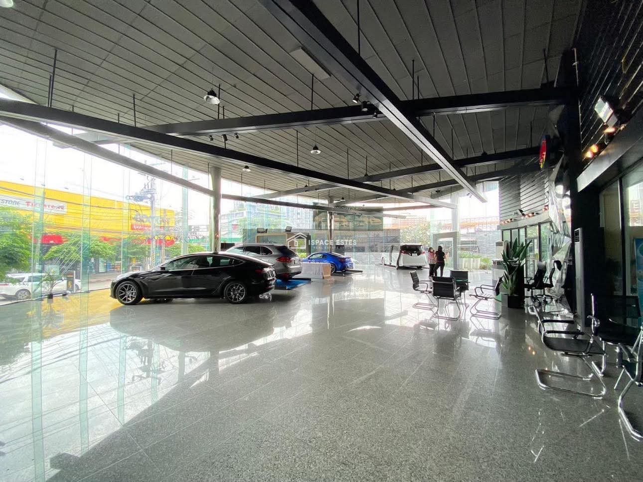 ให้เช่าโชว์รูมพร้อมศูนย์บริการ ทำเลดีติดถนนเหม่งจ๋าย เนื้อที่ประมาณ 1 ไร่ครึ่ง พื้นที่ใช้สอย 3,000 กว่า ตร.ม (มีตึกออฟฟิศ)