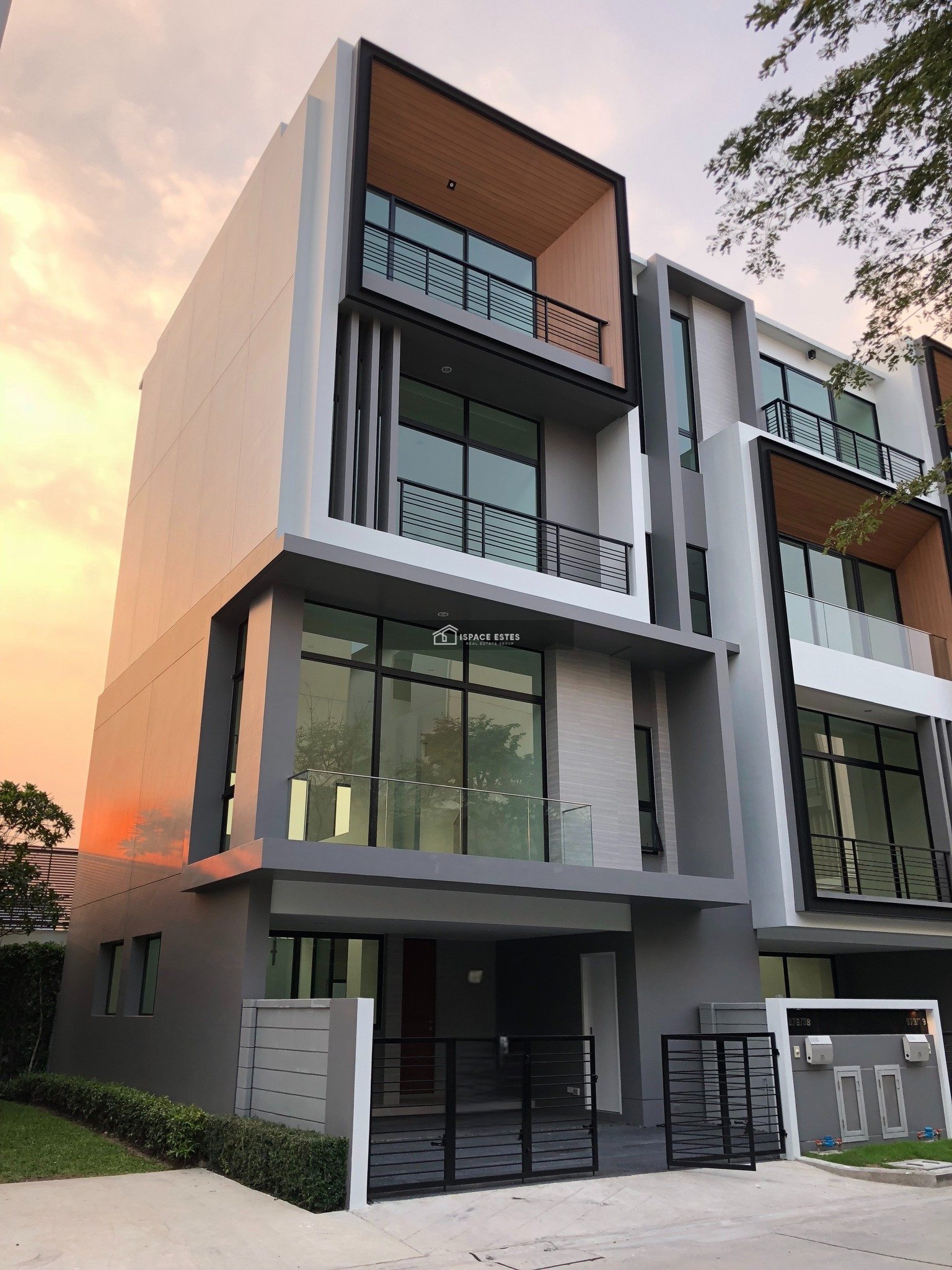 ให้เช่า Townhome 3ชั้นครึ่ง หลังมุม โครงการ Nirvana Define พระราม 9 Renovate ใหม่ Style Modern Luxury ตกแต่งพร้อมเข้าอยู่