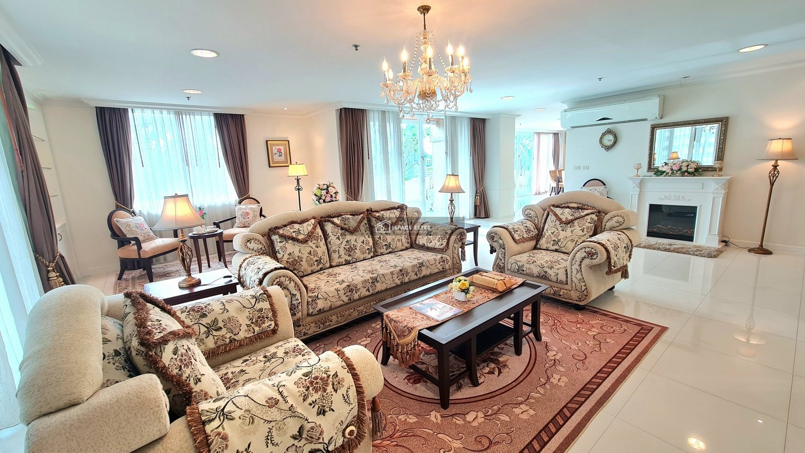 ให้เช่า Luxury 4-Bedroom Duplex Penthouse ในสุขุมวิท 39 บนชั้น 20-21 ขนาด 572 ตร.ม 4 ห้องนอน 5 ห้องน้ำ พร้อมอ่างจากุซซี่ส่วนตัว ตกแต่งสไตล์ยุโรปอย่างหรูหรา พร้อมเฟอร์นิเจอร์ครบครันพร้อมอยู่