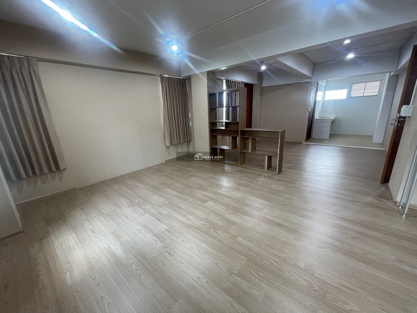 ให้เช่า Home Office 4 ชั้นครึ่ง อาคารสำนักงานส่วนตัว พร้อมลิฟต์ขนของ พระราม 9 บนที่ดิน 73 ตร.ว. (มีชั้นลอย + ดาดฟ้า) พื้นที่ใช้สอยประมาณ 900 ตร.ม.