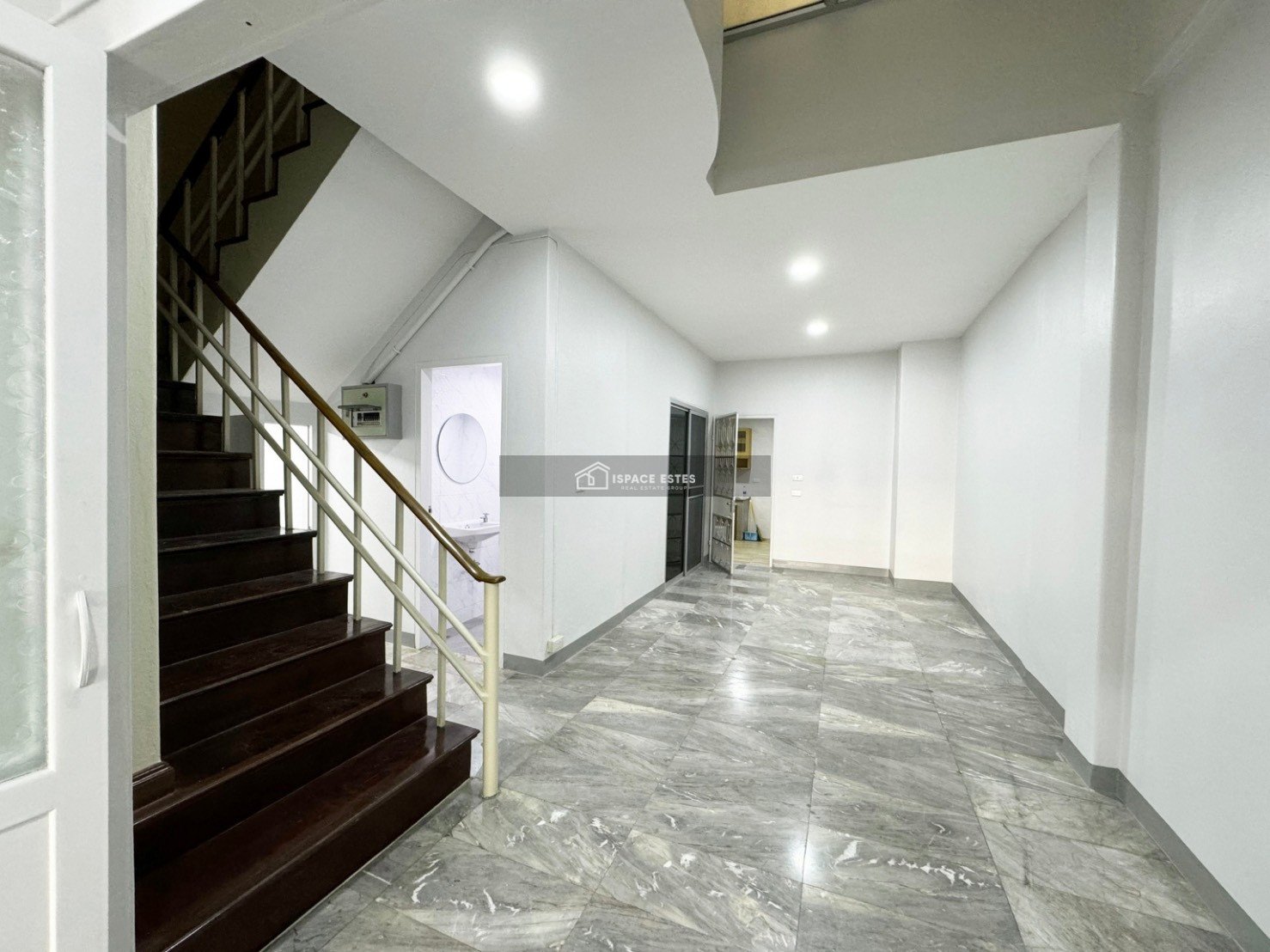 ขาย / เช่า ทาวน์เฮ้าส์ 4 ชั้น หมู่บ้าน วราธรวิลล์ พัฒนาการ 44 เนื้อที่ 31.5 ตร.วา พื้นที่ใช้สอยกว่า 300 ตร.ม.